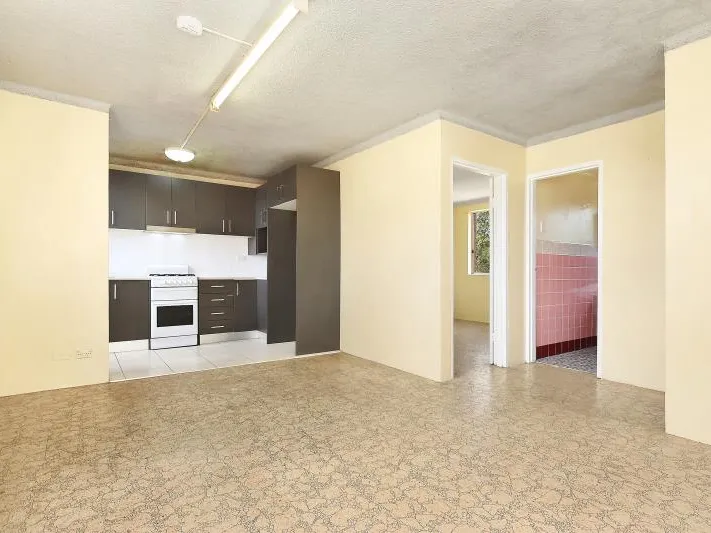 FOUR WEEKS RENT FREE - TWO BEDROOM APARTMENT WITH LOCK UP GARAGE