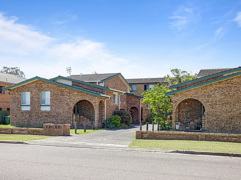 SPACIOUS 2 BEDROOM TOWNHOUSE! BEACH WITHIN REACH!