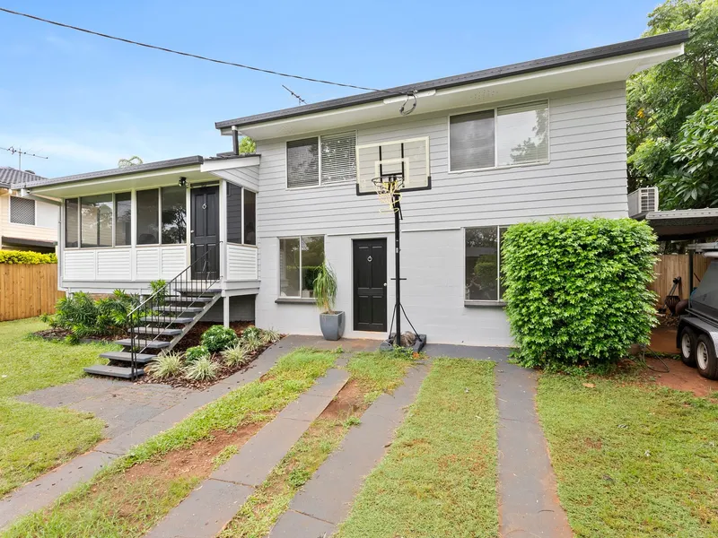 Split-Level Family Entertainer´s with Potential for