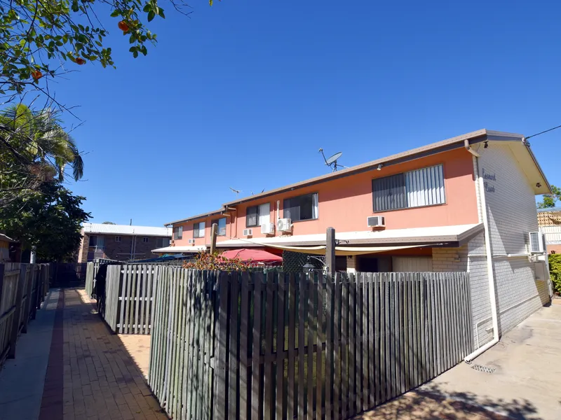 :: DELIGHTFULLY DECORATED TOWNHOUSE WITH PRIVATE COURTYARD