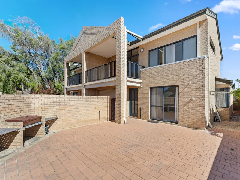 PRIME LOCATION - A HOP SKIP AND JUMP to Rockingham Foreshore
