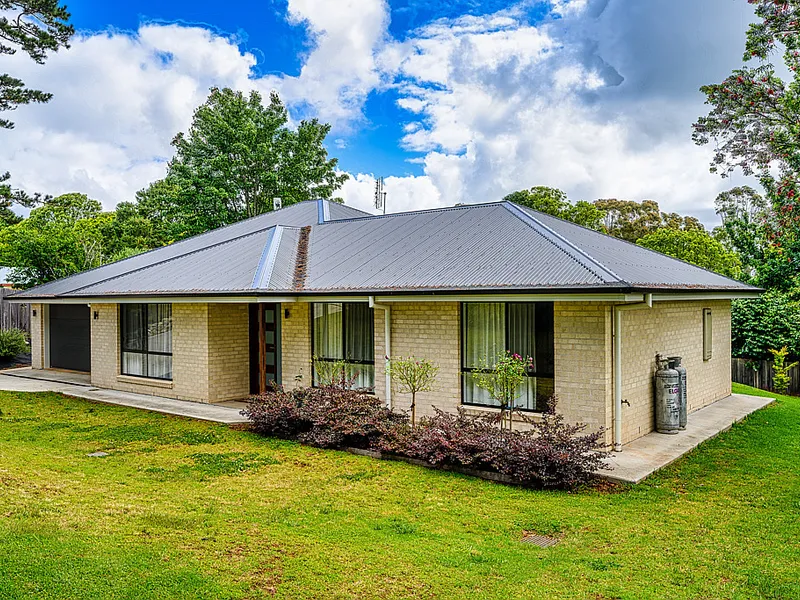 Modern & Sophisticated 3 year old home on a 1,132m2 block