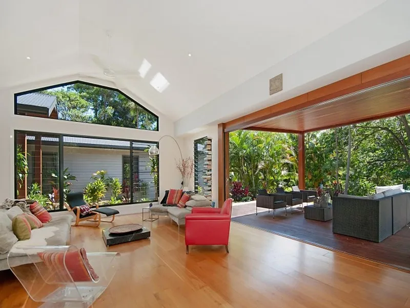 Luxurious tropical four bedroom property