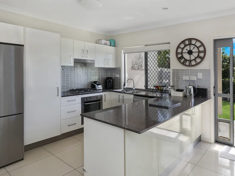 Rare 4 bedroomed stylish townhouse with large floorplan and AMAZING views!
