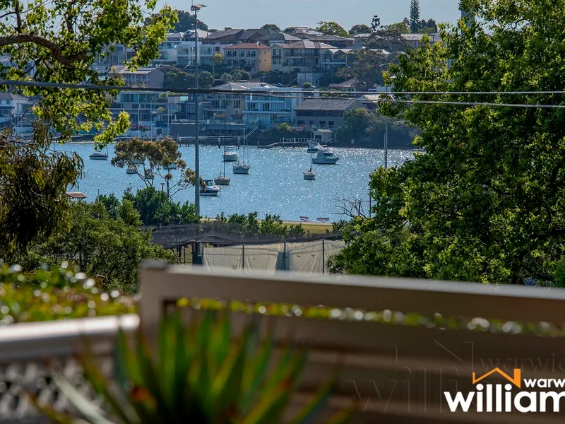 LEAFY BAY VISTA - TOWNHOUSE LIVING - WONDERFUL SENSE OF SPACE