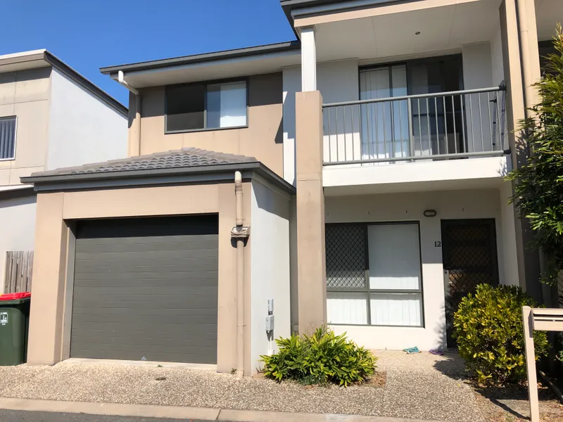 SINGLE GARAGE with Spare Carport TOWNHOUSE & CLOSE TO AMENITIES