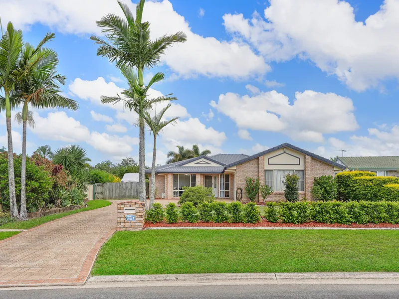 SPACIOUS FAMILY HOME WITH POOL