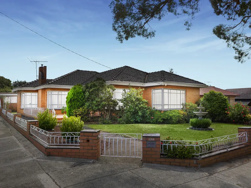 Great Opportunity in Coveted Fawkner Pocket
