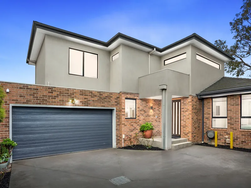 Bright and Radiant Dual Master Living in Prime Location