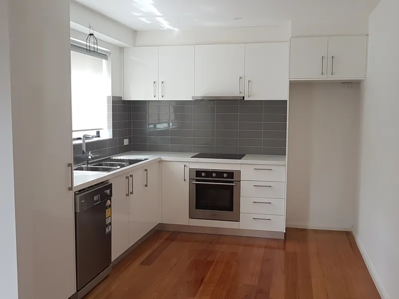 PERFECT 2 BED APARTMENT IN GLENROY - WALK TO TRAIN STATION!