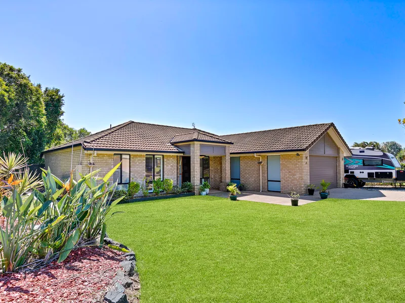 4 BEDROOM FAMILY HOME WITH DUAL SIDE ACCESS AND OFFERING PERFECT PRIVACY!
