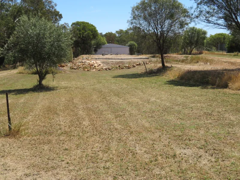 Ideal House Block So Close To Town