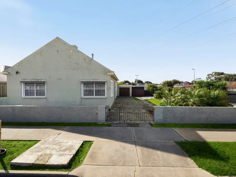 1950's Solid Home On Some 930sqm Land Approximately
