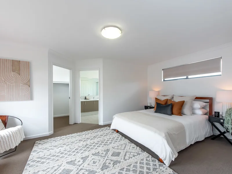 Cafe Strip living in Spacious home with STUNNING master suite