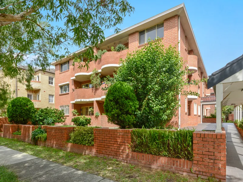 Spacious 2-Bedroom Bondi Haven Just 5 Minutes' Walk To Beach With LUG