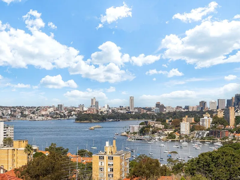 SPACIOUS 2 BED APARTMENT WITH SUPERB HARBOUR VIEWS