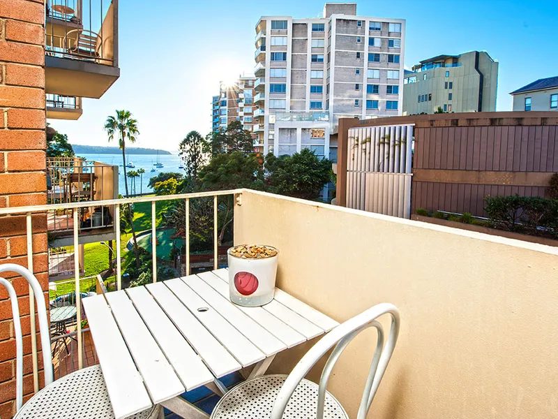 Bright & Sunny Apartment Opposite the Waters Edge of Elizabeth Bay + Parking