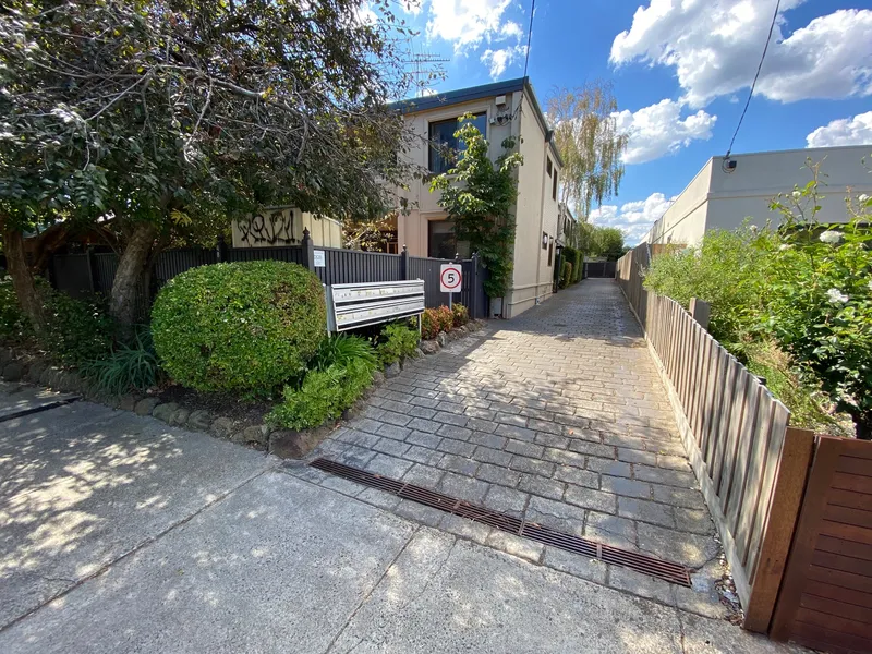 WELL MAINTAINED GROUND FLOOR ONE BEDROOM APARTMENT 
