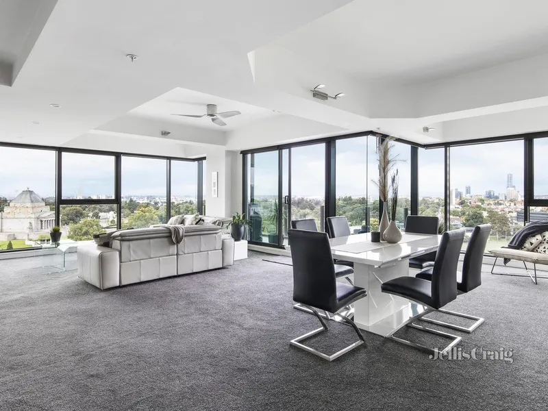 Signature city-edge luxury, space & spectacular views