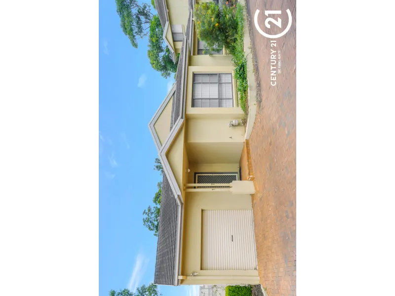 Immaculately maintained villa in perfect position!