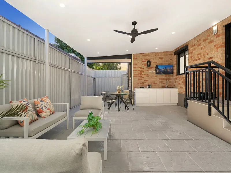 Renovated Townhouse Offers Relaxed Modern Lifestyle in a Great Location
