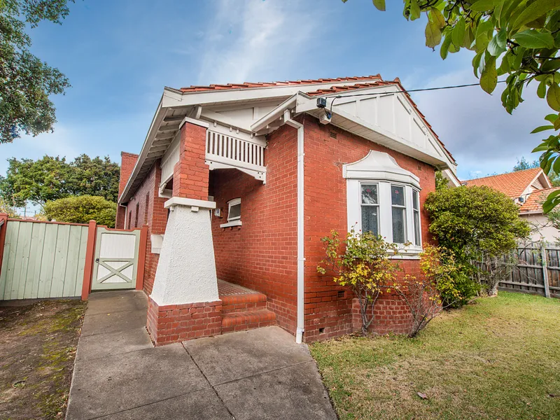 A CLASSIC CORNER WITH  DEVELOPMENT POTENTIAL ON APPROX 543M2  (STCA)!