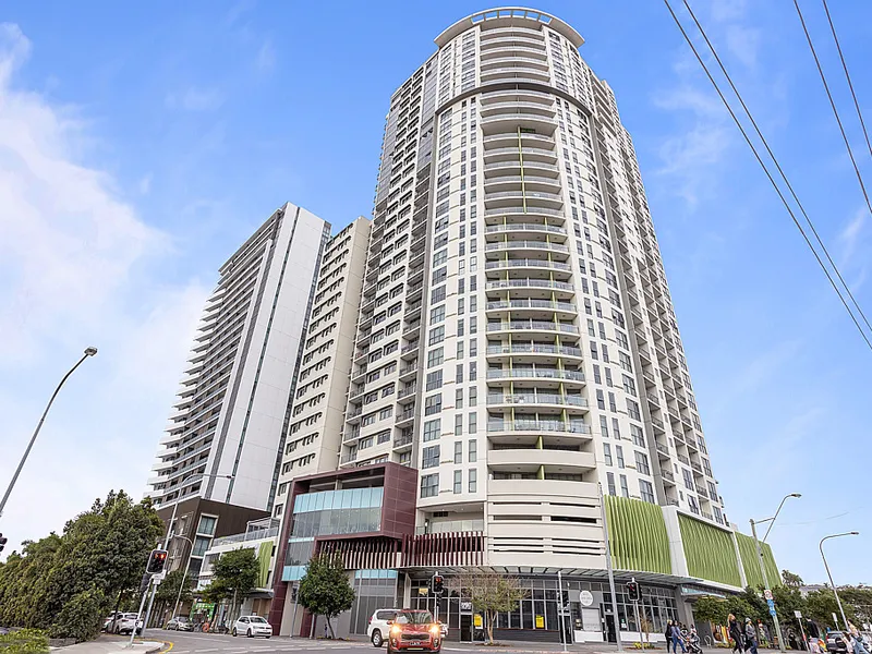 PERFECT, LOW MAINTENANCE STUDIO APARTMENT WITHIN MINUTES OF EVERYTHING