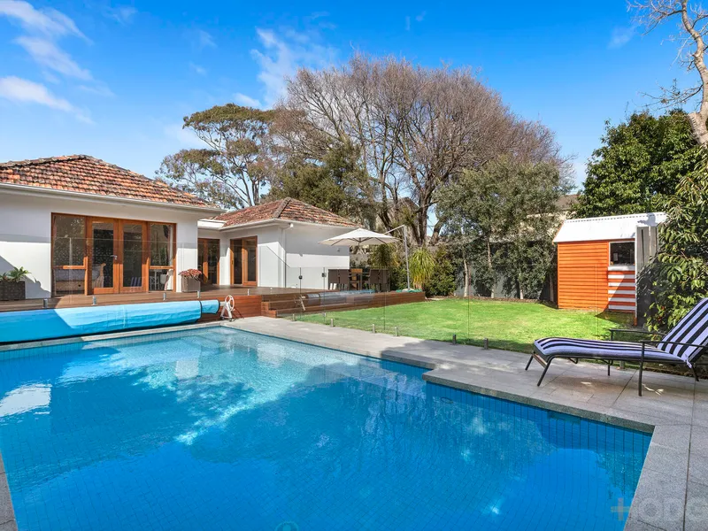 FAMILY OASIS WITH SPARKLING POOL