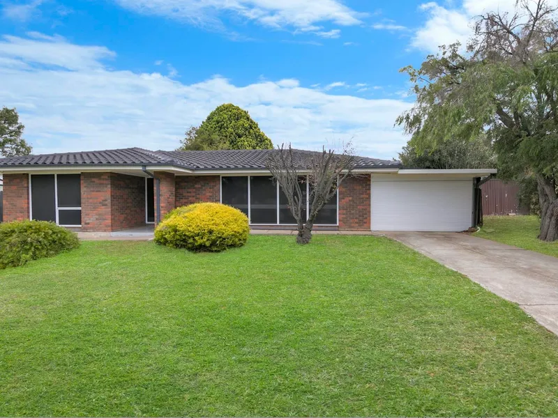 Lovely 4 Bedroom Family Home with swimming pool and solar panels...!