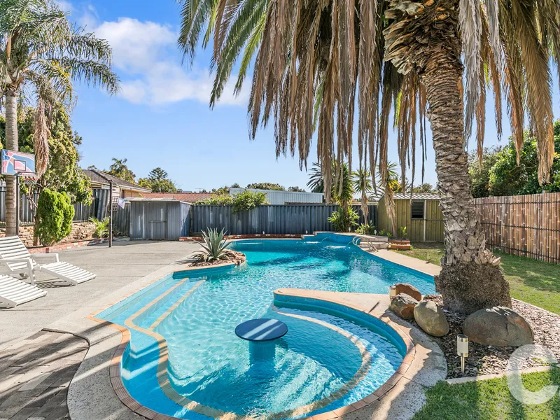 Character Filled Entertainer With Crystal Blue Swimming Pool!!