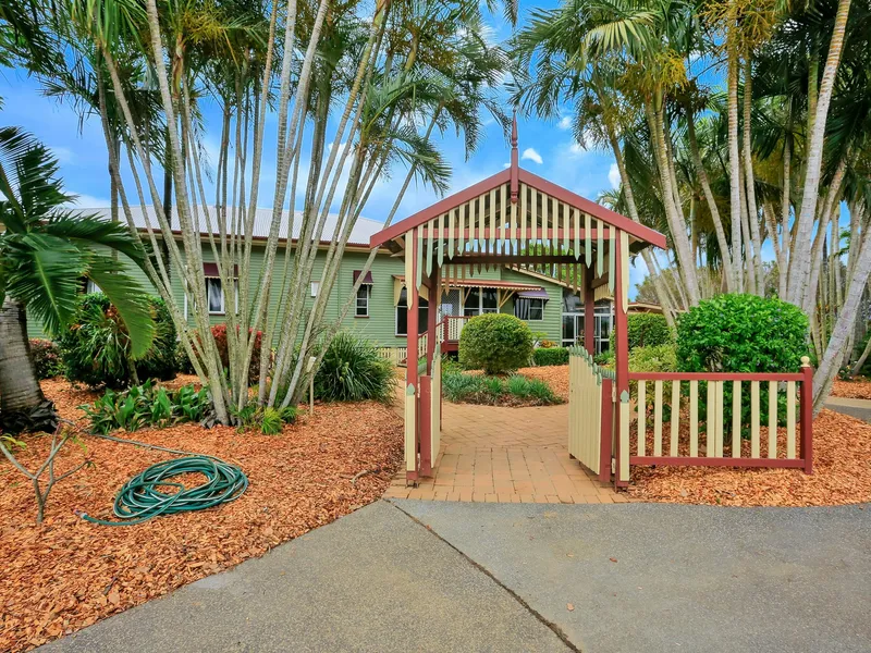 A LIFESTYLE OPPORTUNITY AWAITS, JUST MINUTES TO TOWN CENTRE WITH LOADS OF SHED SPACE!!!