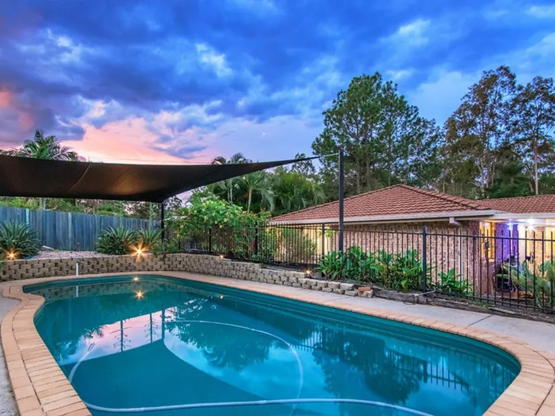 A generous sized 4 bedroom Family house with pool and renovated bathrooms