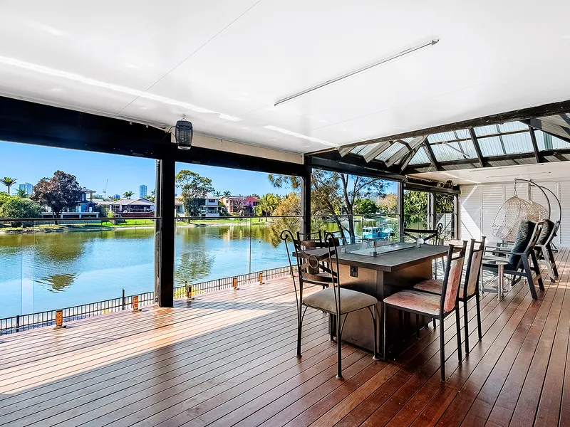 Renovated Canal-front Family Sanctuary, 2km from the Beach