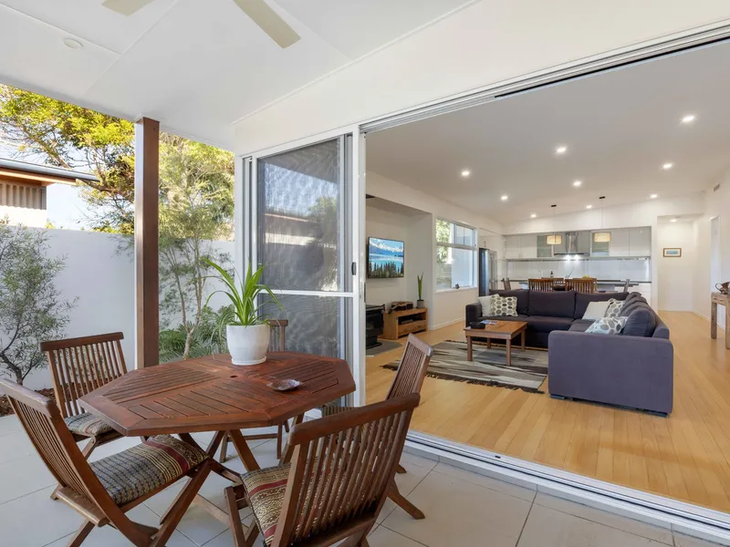 Designer Beachside Living, 200m to Sand!