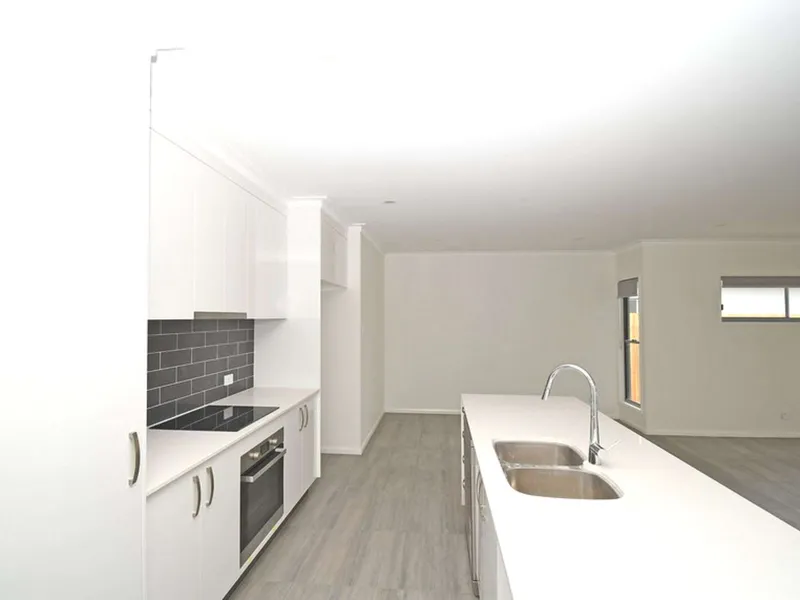 STUNNING 3 BEDROOM UNIT ONLY 3 MINS. TO THE BEACH!