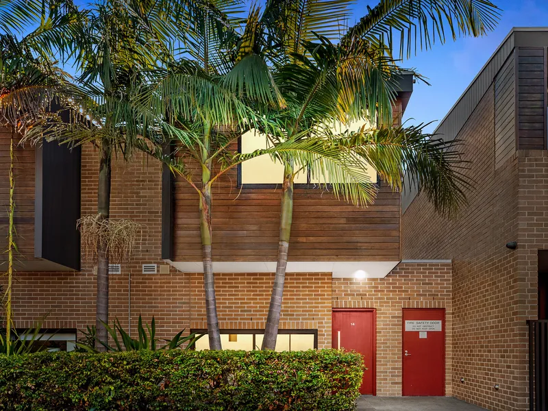 Near-new resort townhouse meters from the beach