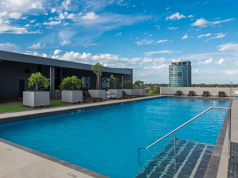 LIGHT, BRIGHT, RIVER VIEWS!