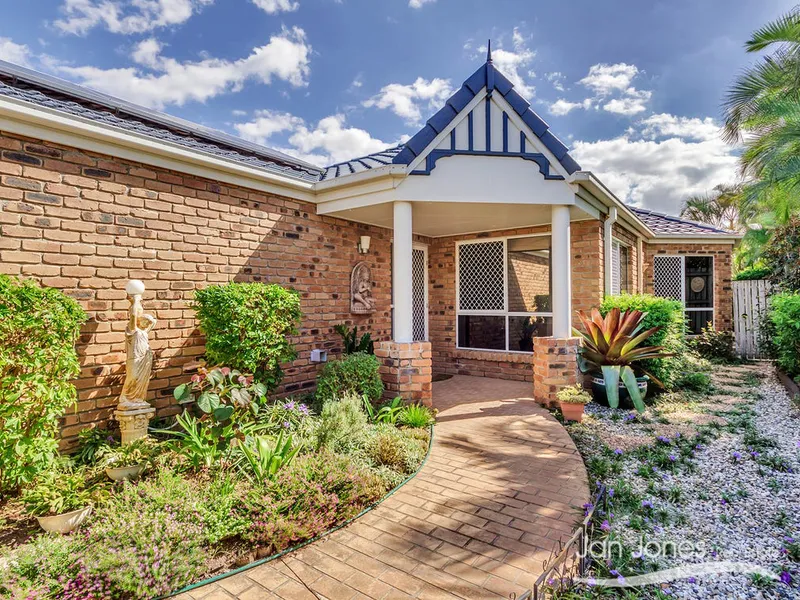 FABULOUS FAMILY HOME -  GREAT POSITION