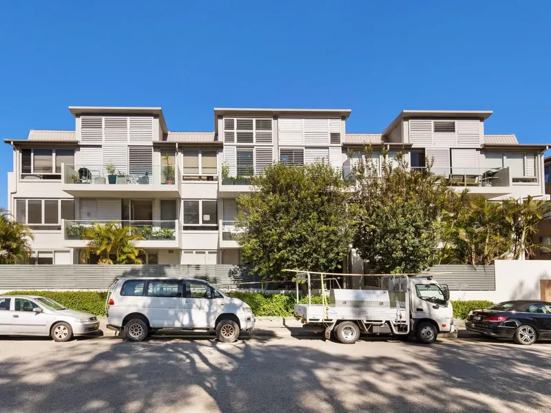 Sleek Two-Bedroom Apartment in Prime Bondi Location