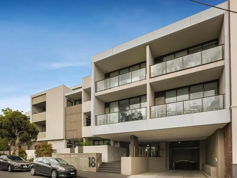 Immaculate Stylish and Modern Apartment with a separate study and in a Fantastic Location