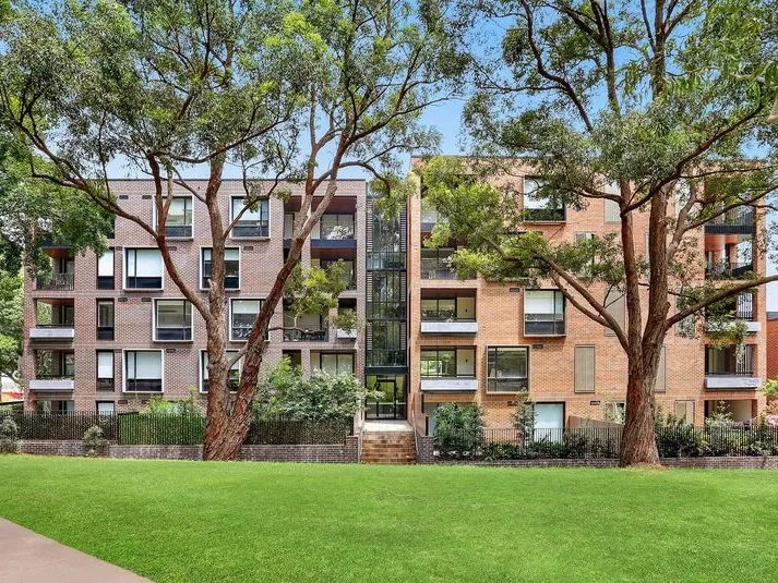Modern, Spacious And Bright Top Floor Three (3) Bedroom Designer Apartment, In A Quiet Location, Close To All Amenities