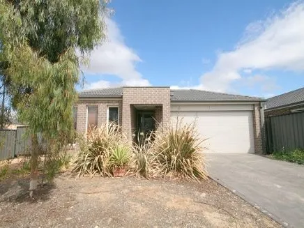 Family Home in Tarneit Gardens!