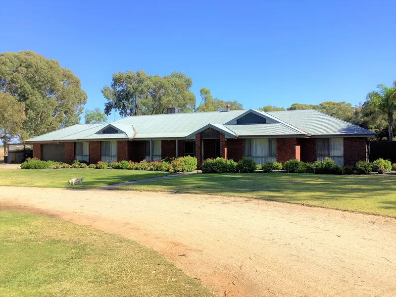 IMMACULATE LIFESTYLE PROPERTY  