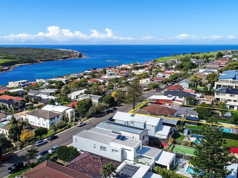 Lifestyle abode 250 meters to beach. Family & pet friendly yard.