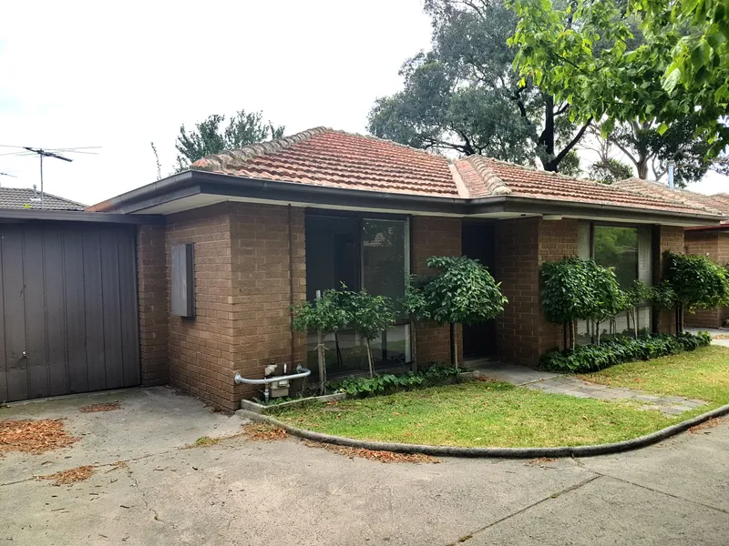 CHARMING UNIT IN EXCELLENT LOCATION!