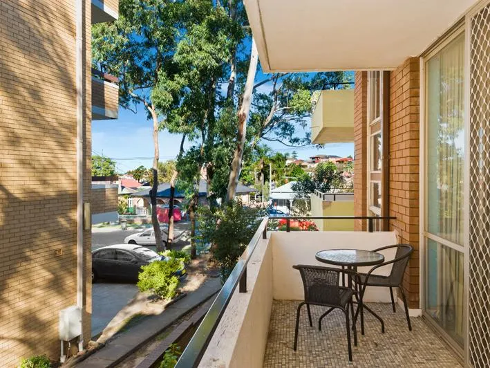Quiet and spacious beauty with 2 balconies