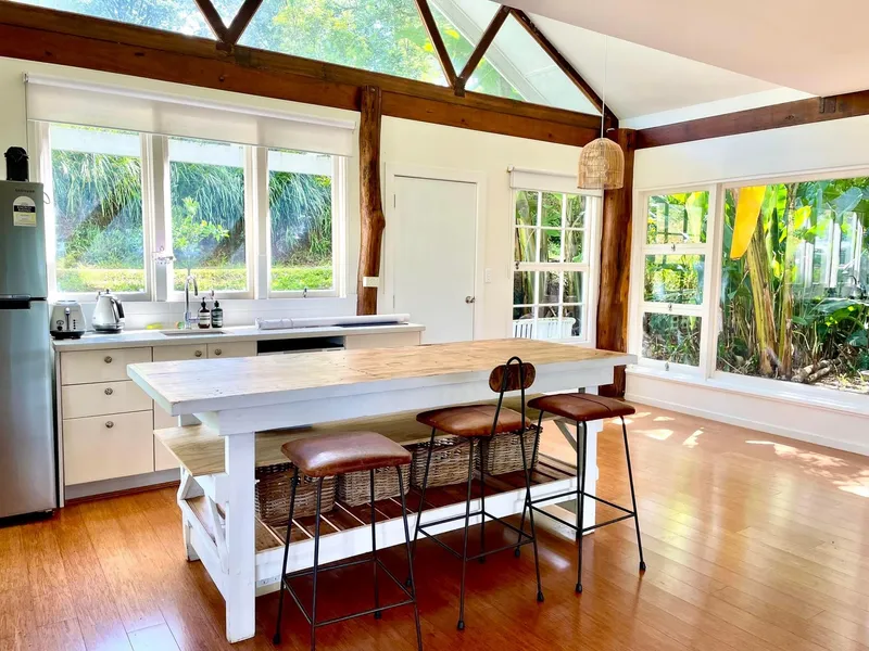 Open space studio in a pictures hill overlooking the valley