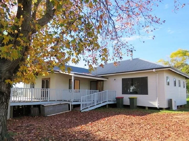 Large 4x1 Family Home in Town