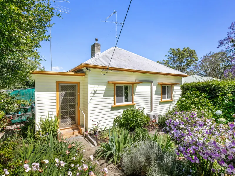 DECEASED ESTATE AND FIRST TIME OFFERED IN OVER 73 YEARS - CUTE ORIGINAL COTTAGE ONLY METRES FROM KURRAJONG VILLAGE, LOCATION IS RIPE FOR RENOVATION...