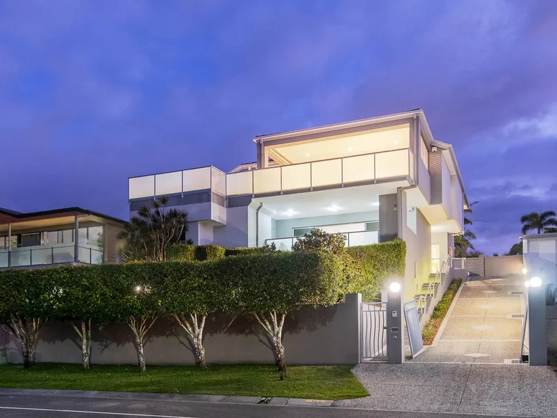 Exceptional Dual-Living Elegance: A Versatile Haven for Luxury Living and Additional Income Opportunities